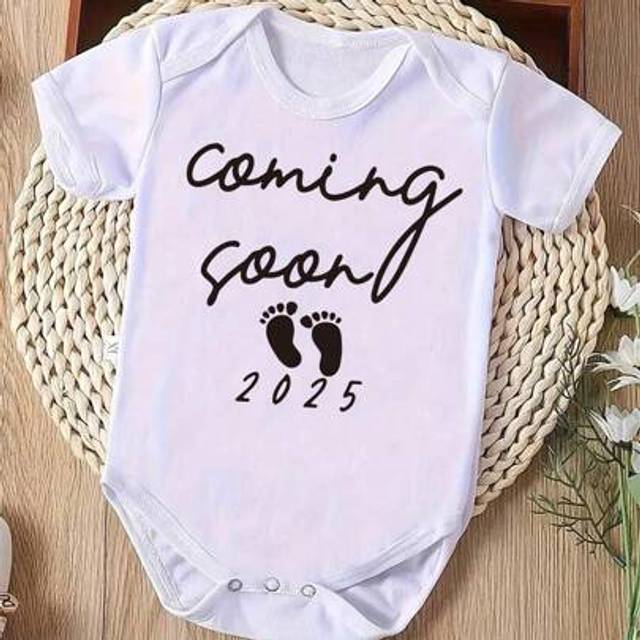 SHEIN Infant Baby Boy Casual Creative Footprint & Letter Slogan Graphic Print Round Neck Short Sleeve Romper Bodysuit