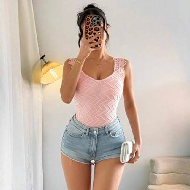 Calvaya 1pc Women&#39;s Elegant Lace Strap Textured Fabric Slim Fit V-Neck Camisole