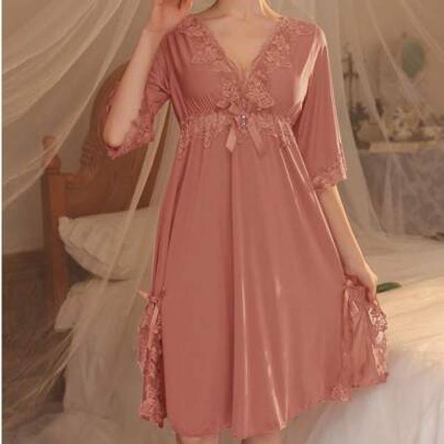 SHEIN 1pc Ice Silk Material Women&#39;s Home Nightgown With Chest Pad, Soft & Skin-Friendly Lace Patchwork Half Sleeve Slit Hem Sleepwear