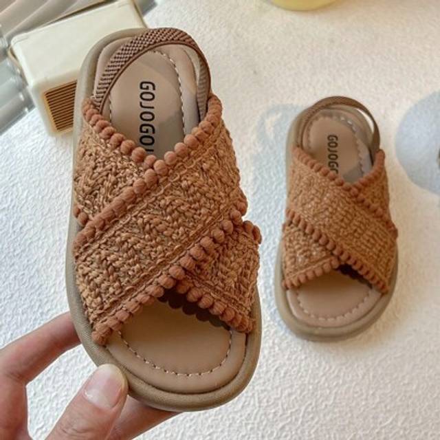 SHEIN A Pair Of Best-Selling Children&#39;s /2025 New Girls&#39; Sandals. The Upper Is Made Of Brown Woven Material, With A Cross-Strap Design And Decorated With Fl