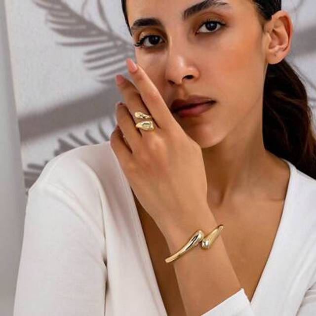 SHEIN 1 Set (1pc Geometric Line Gold Bangle & 1pc Geometric Line Thick Ring) European & American Retro Fashion Gold Geometric Line Bangle And Geometric Line