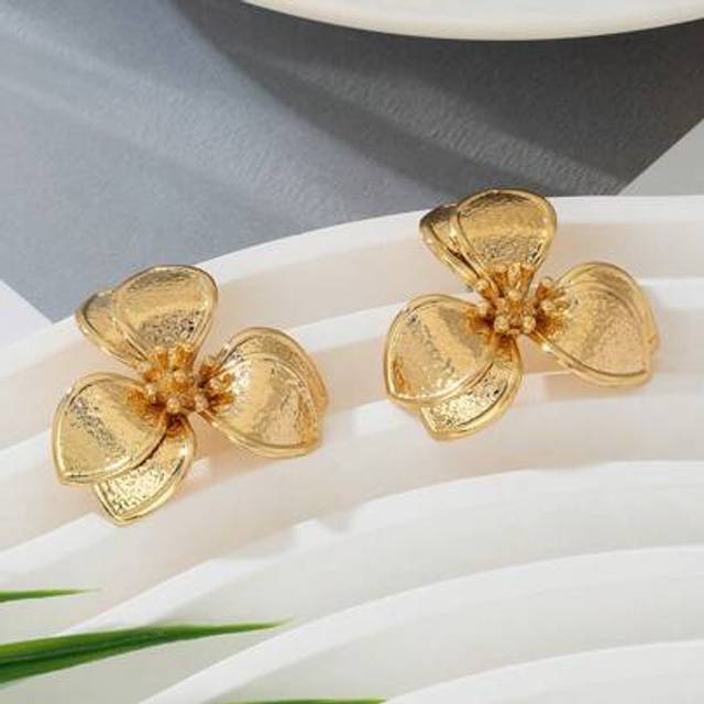 SHEIN 1 Pair Lovely Vacation Style Golden Flower Stud Earrings For Women, Suitable For Dates