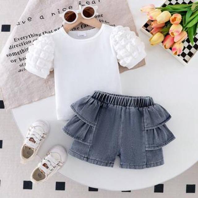 SHEIN 2pcs/Set Casual Chic Baby Girls White Puff Sleeve T-Shirt And Multi-Layer Ruffle Denim Shorts Outfit