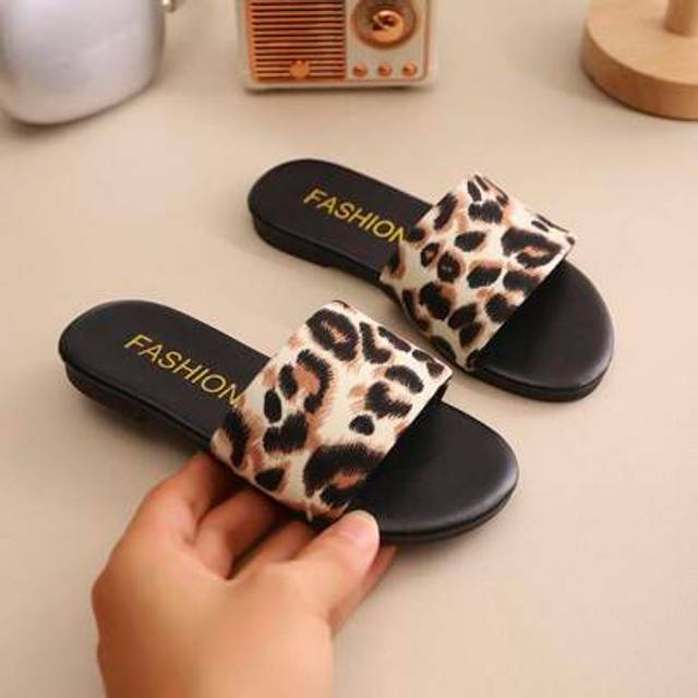 SHEIN 1 Pair Girls&#39; Leopard Print Personalized Design Sandals, Soft & Comfortable, Spring/Summer Casual Beach Slippers