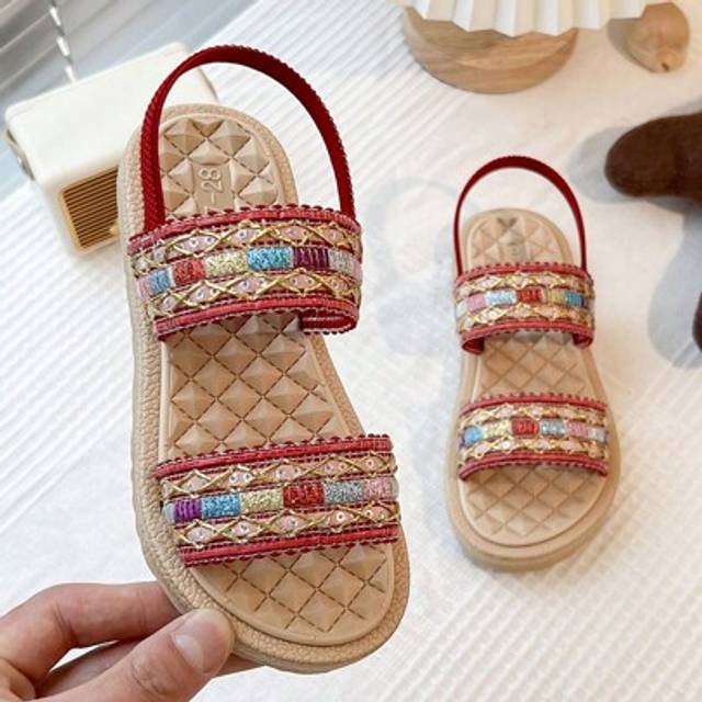SHEIN A Pair Of Best-Selling Children&#39;s /2025 New Girls&#39; Sandals, With A Beige Upper, Decorated With Red Edge Sequins And Golden Lines, And Paired With A Re