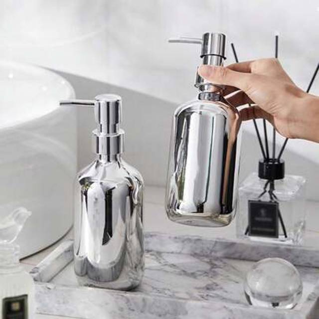 SHEIN 1pc/2pcs Refillable Lotion Dispenser Bottle, Bathroom Silver-Plated Replaceable Liquid Soap/Shampoo Dispenser Bottle Home Bathroom Decor Summer