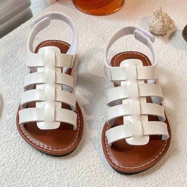 SHEIN A Pair Of Summer Bestselling Children&#39;s Non-Slip Sandals. The Upper Is Beige White, With Cross-Braided Belt Design, With Brown Soles, The Style Is Sim