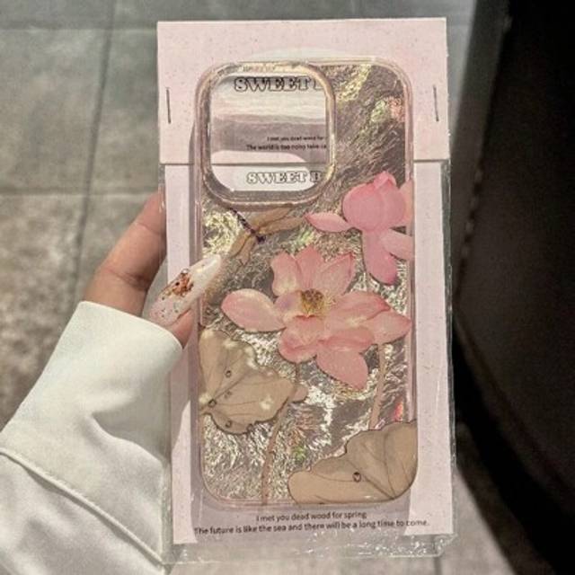 SHEIN 1pc Lotus Flower Embossed Premium Metallic Gold Phone Case, Compatible With IPhone 16 Pro Max/16/16 Pro/15 Pro Max/14 Pro Max/13 Pro Max/12 Pro Max/12