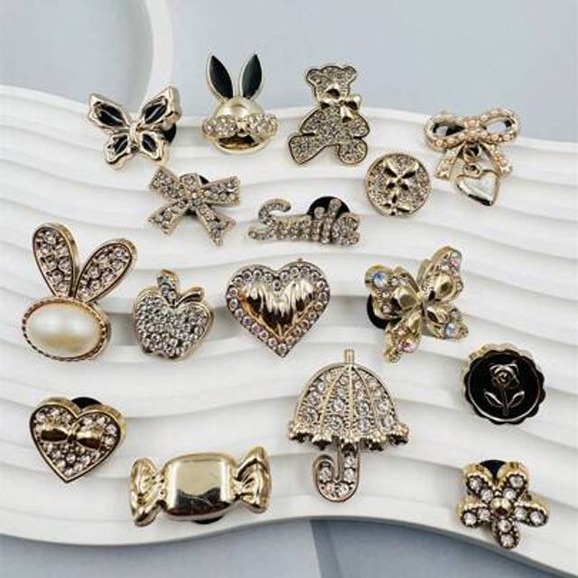 SHEIN 16pcs Pearl, Butterfly, Heart-Shaped Resin Elegant & Cute Shoe Clips, Suitable For Casual, Wooden Bottom, And Sandal Shoes, , Imaginative Design Perfe