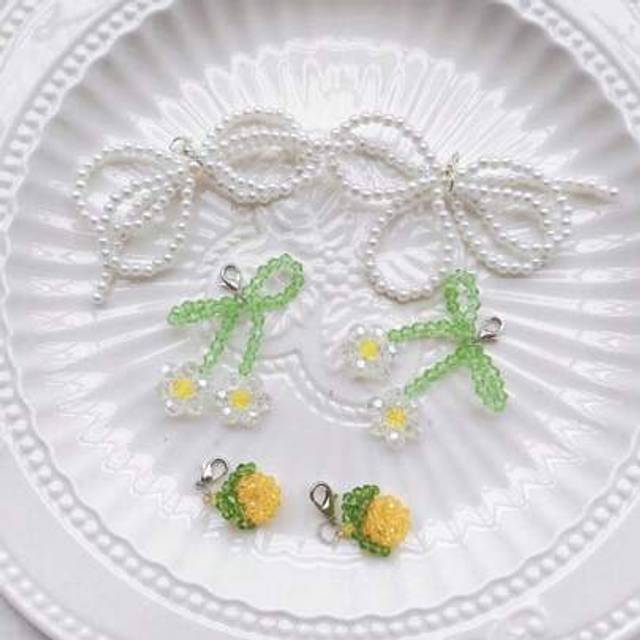 SHEIN 6pcs/Set Shoe Accessories Clips, White 3D Floral Pearl Lace Butterfly Shoe Decorative Clips, Detachable Shoelace Charms, Versatile For Sneakers/Boots
