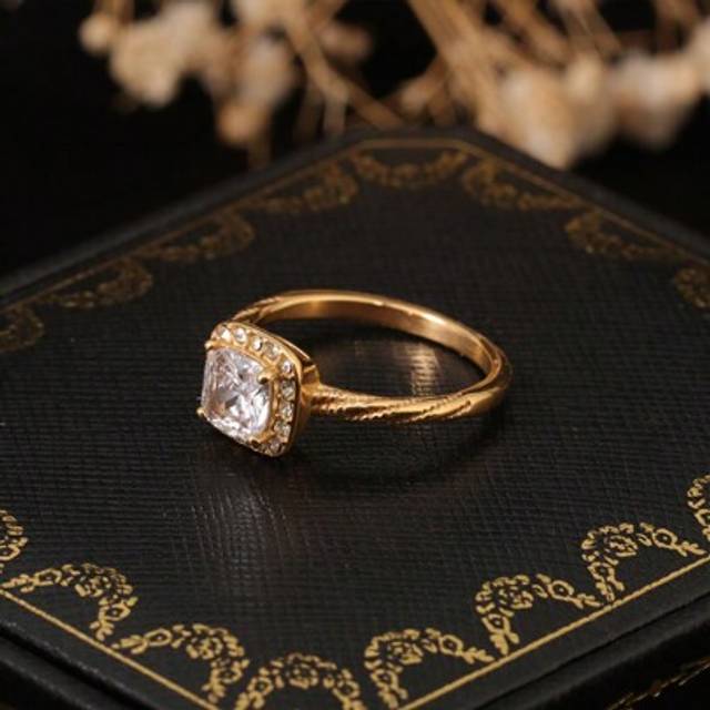 SHEIN 1pc 18K Gold Plated Stainless Steel Cubic Zirconia Fortress Shape Large Square Spiral Ring, Symbolizing Solid Love, Suitable For Couple&#39;s Daily Wear,