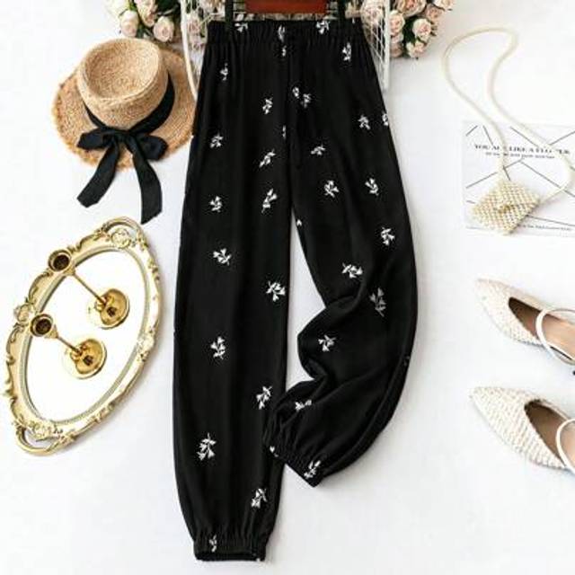 SHEIN Plus Size Women&#39;s Casual Textured Ditsy Floral Loose Drawstring Ankle Length Pants, Summer