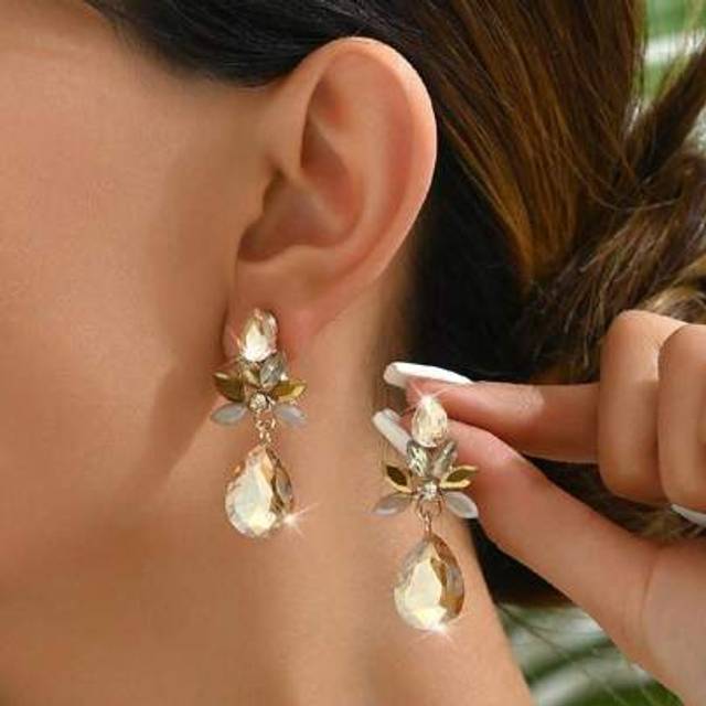 SHEIN 1 Pair Women&#39;s High-End Water Drop Rhinestone Earrings, Versatile For Everyday Wear