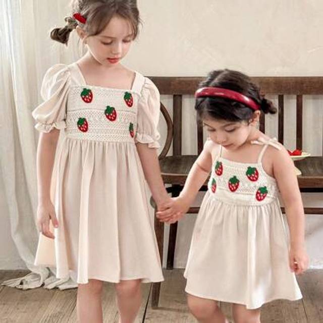 SHEIN Young Girls&#39; Woven Solid Color Strawberry Print Slip Dress