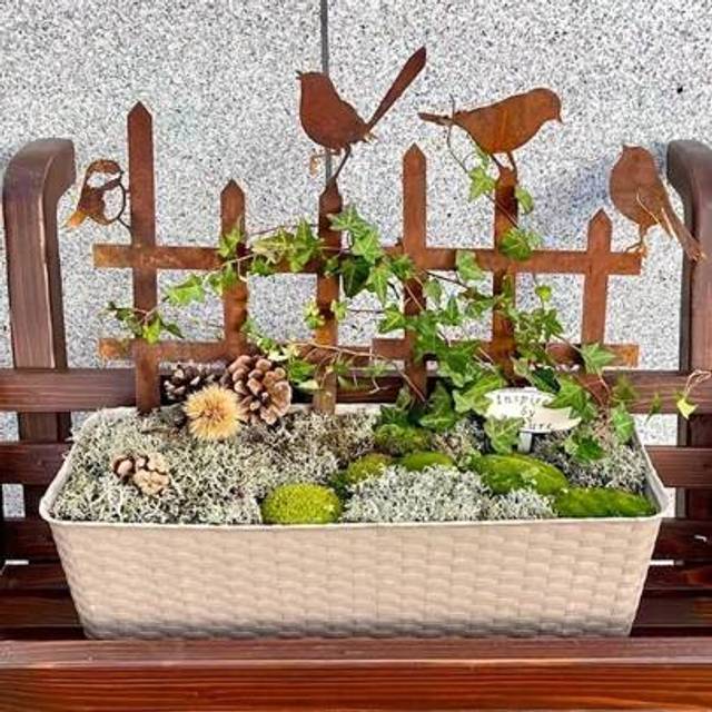 SHEIN Rustic Metal Bird Decorations On Garden Fence Post - Vintage Style Outdoor Decor With Pinecones And Greenery, Ideal For Yard And Patio, Perfect Gift F