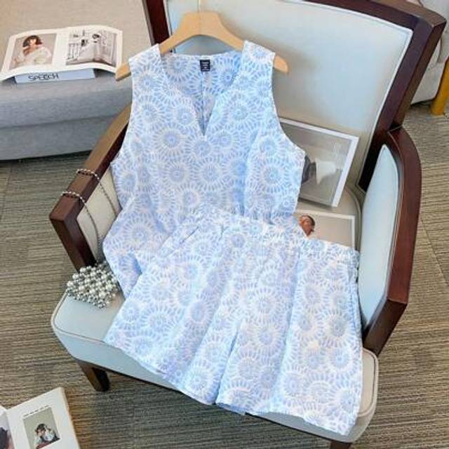 SHEIN Plus Size Women 2 Pieces Set - Sleeveless Jacquard Woven Top With Sweetheart Neck & Elastic Waist Wide Leg Shorts, Elegant Outfit For Commuting & Vaca