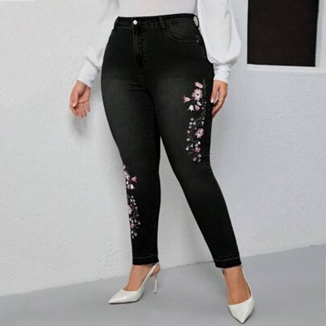 SHEIN Plus Size Women Floral Embroidered Pocket Skinny Casual Versatile Jeans