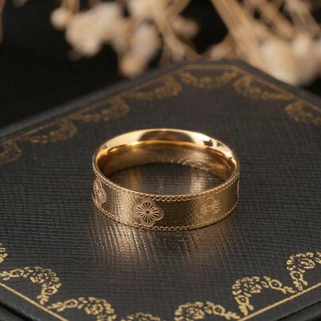 SHEIN 1pc Stainless Steel Engraved Floral Broad Band 5mm Wide Ring, Smooth Metallic Finish, 18K Gold Color, Suitable For Both Men And Women