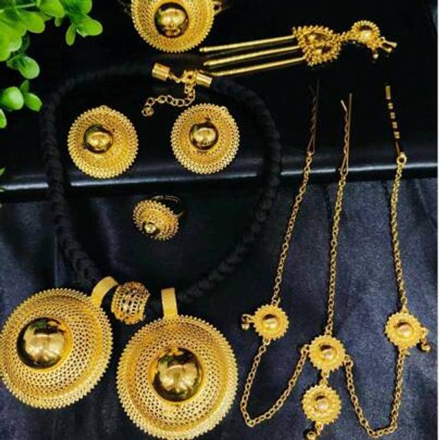 SHEIN 6pcs Fashion Gold Plated Black Cord Pendant Necklace, Earrings, Bracelet, Ring, Hair Pin Jewelry Set, Suitable For Saudi Arabia, Europe & America Brid