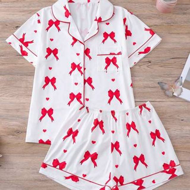 SHEIN 2pcs Romantic Valentine&#39;s Day Gift Women&#39;s Heart & Bow Print Shirt Top And Elastic Waist Shorts Pajamas Set, Casual Sleepwear Loungewear For All Seaso