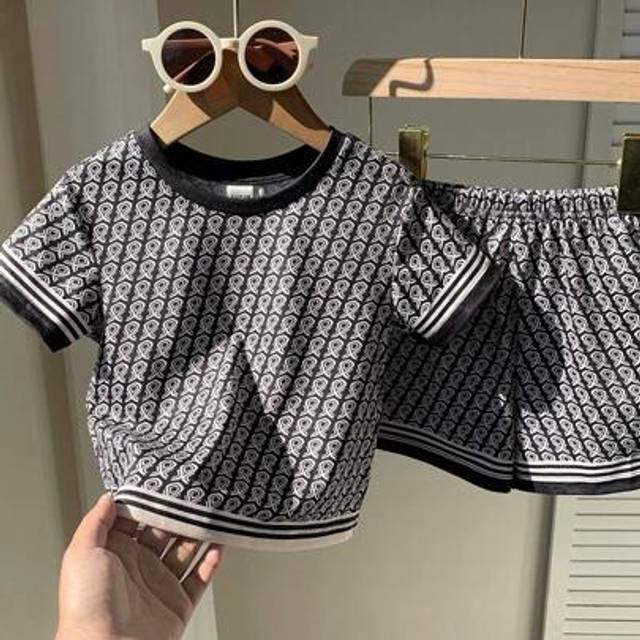 SHEIN 2pcs Baby Boys/Girls Casual Vintage Print Color Block Short Sleeve T-Shirt And Elastic Waist Shorts Set, Suitable For Spring And Summer, Indoor Or Out