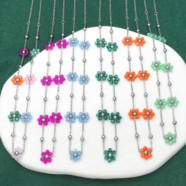 SHEIN 1pc Women&#39;s Fashionable Cute Titanium Steel Small Flower Necklace Clavicle Chain Jewelry, Colorful Beaded Stainless Steel Pendant Accessory, Suitable