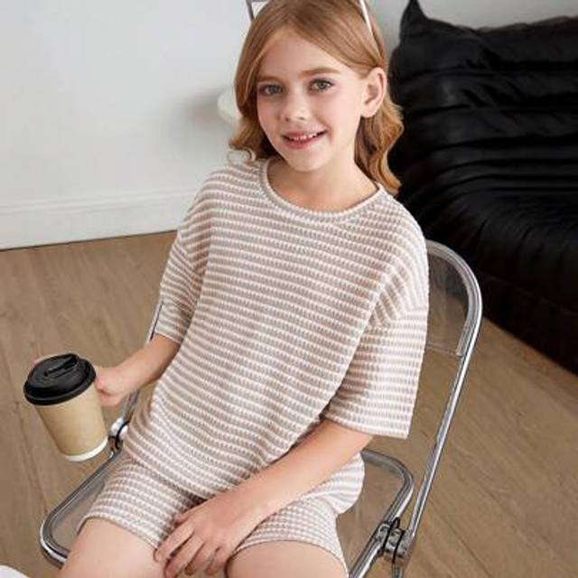 SHEIN 2pcs/Set Tween Girls Casual Sports Textured Knit Loose Short Sleeve T-Shirt And Shorts Set