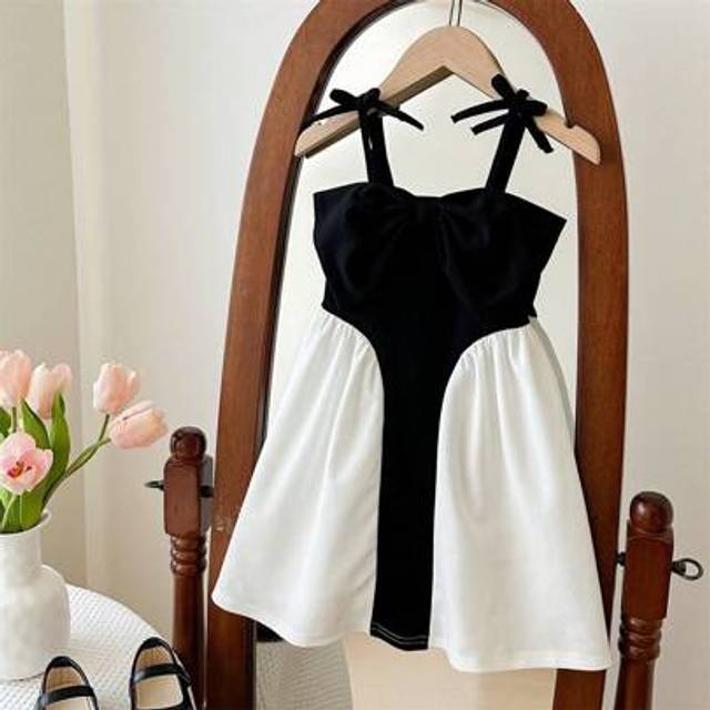 SHEIN Young Girls&#39; Fashionable Elegant Classic Black Spaghetti Strap Bow Decor Contrast Color Hem Party Dress