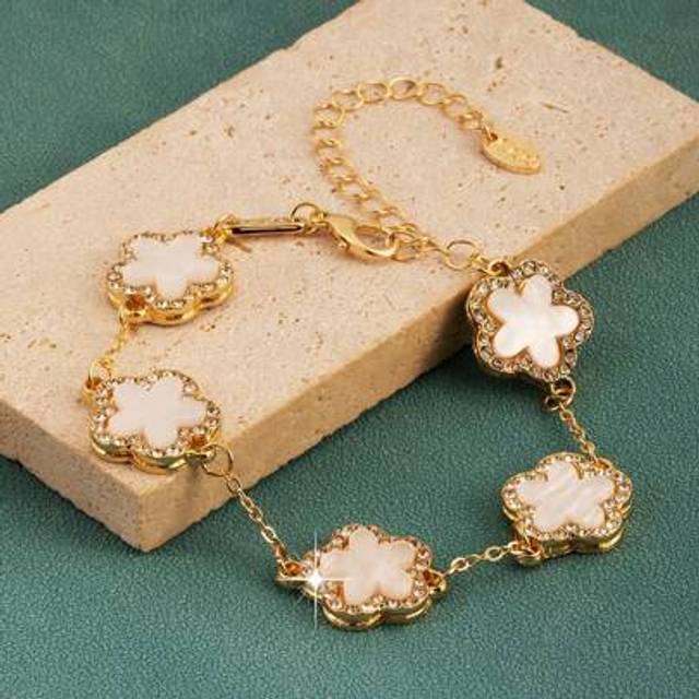 SHEIN 1pc Fashion Minimalist 5-Petal Flower Design Classic Women Bracelet, Suitable For Daily Wear, Best Gift For Friends (No Box)