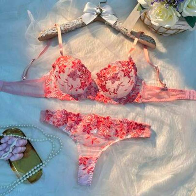 SHEIN 2 Pieces Set Women&#39;s Pink Romantic Underwire Bra Lingerie Set