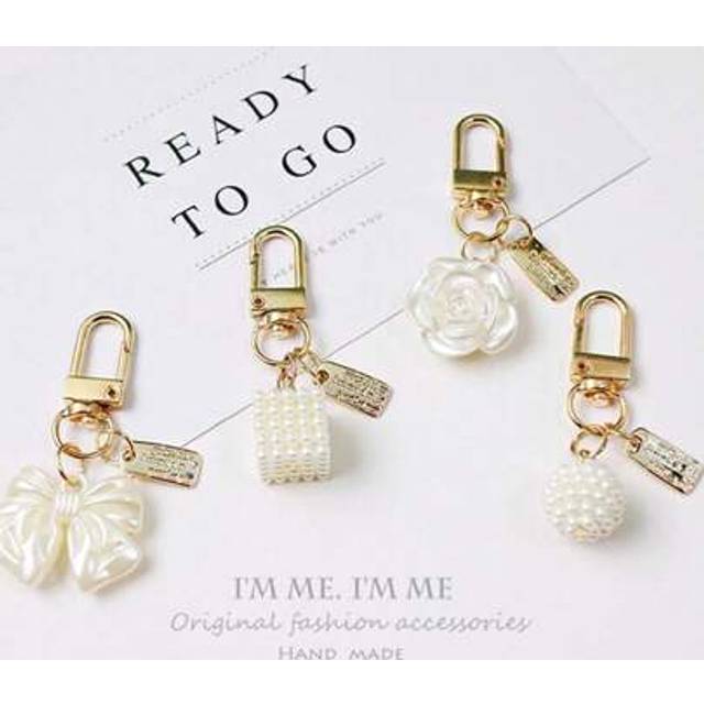 SHEIN Elegant White Faux Pearl Keychain Classic Rose Bow Round Square Acrylic Keyring Bag Charms Car Key Ring For Women Girls Christmas Gifts Gift Thanksgiv