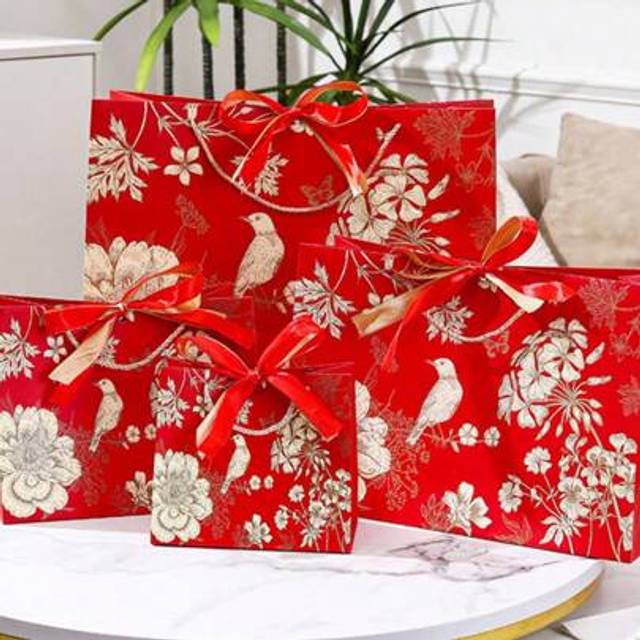 SHEIN 1pc Red Gift Bag, Floral Pattern Hand Carry Gift Bag For Birthday, Holiday, Valentine&#39;s Day