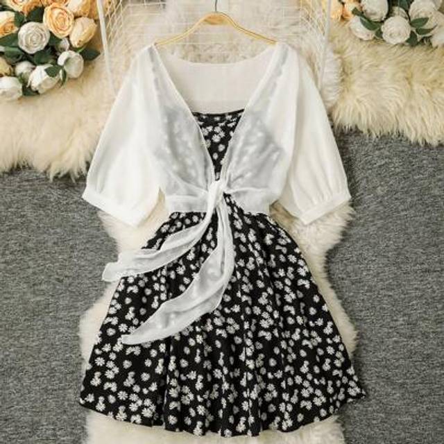 SHEIN Plus Size Women 2pcs Set: Solid Color Short Sleeve Top & Daisy Print Dress