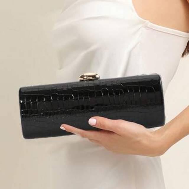 SHEIN A New Autumn And Winter Long Baguette Clutch Bag Made Of PU Material With Crocodile Print Pattern And Elegant And Noble Atmosphere. It Is A Brown Even
