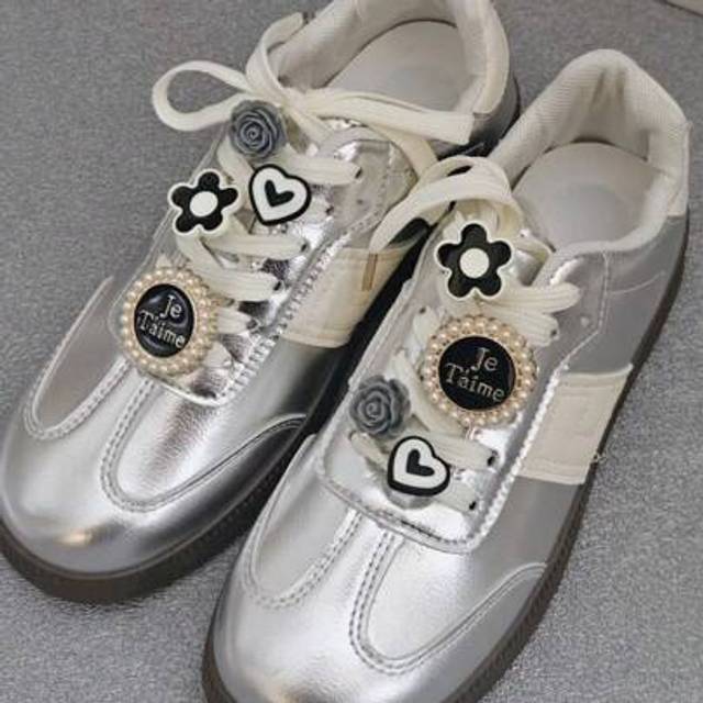 SHEIN 8pcs Vintage Rose Flower Pearl Inlay Shoe Clips, Metal Classic Black & White Heart Decor, Detachable Reusable Shoe Accessories (Shoes Not Included)
