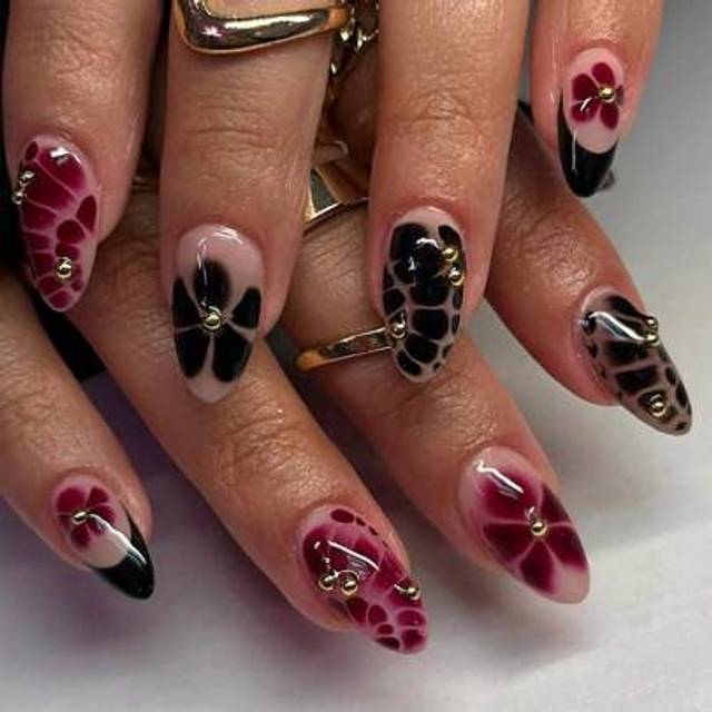 SHEIN 24pcs French Black Press On Nails Flowers Fake Nails Bling Nails Art Crack False Nails Short Almond Shape Nails Manicure Set Includes 1sheet Adhesive