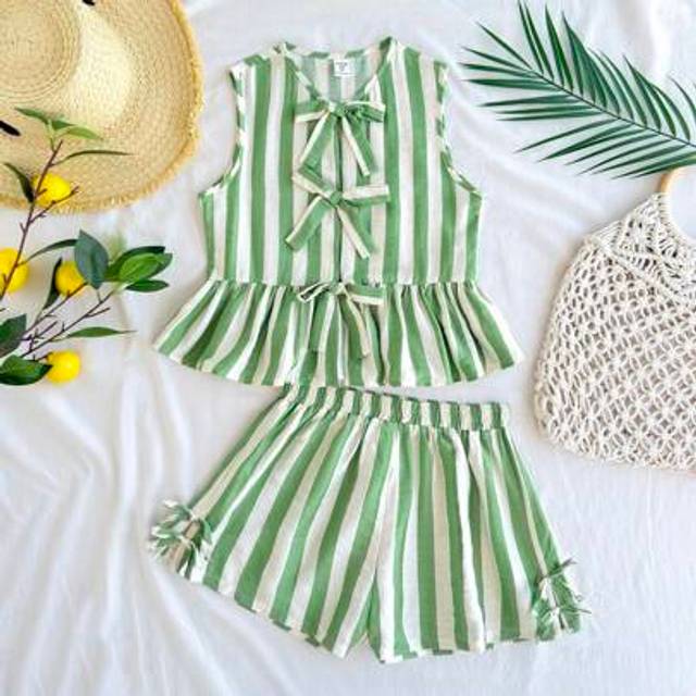 SHEIN Tween Girls Green & White Striped Sleeveless Cute Bowknot Decoration Splicing Ruffle Hem Crop Top And Casual Shorts 2 Pieces Set, Suitable For Spring