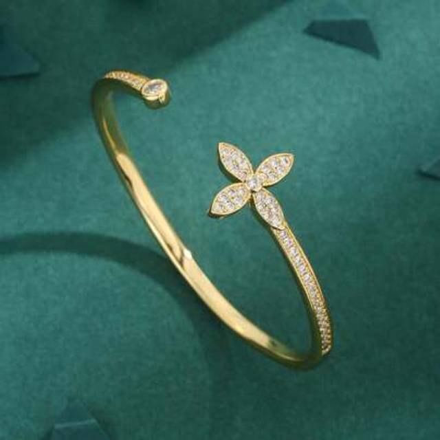 SHEIN 1 Pc High-Quality European & American Cubic Zirconia Copper Plated 18K Golden Four-Corner Floral Luxurious Full-Drill Bracelet, Women Gift