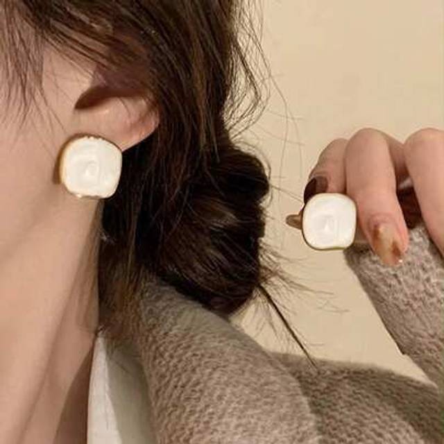 SHEIN 1 Pair Of Autumn And Winter Retro Simple High-End Fashion Small Square Versatile Ladies Daily Earrings