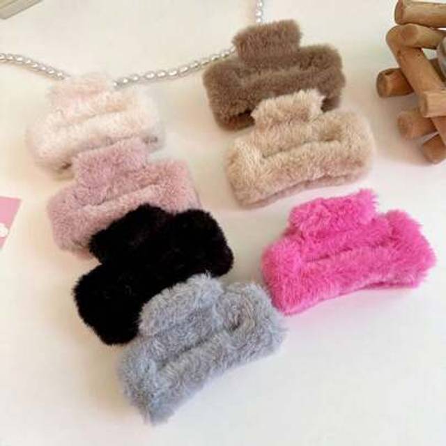 SHEIN 1pc Women&#39;s Multicolor Furry Square Hollow Out Fluffy Hair Claw Clip, Suitable For Daily Wear Cute,Pink Accessories Hair Clips Hair Jaw Clip Hair Clam