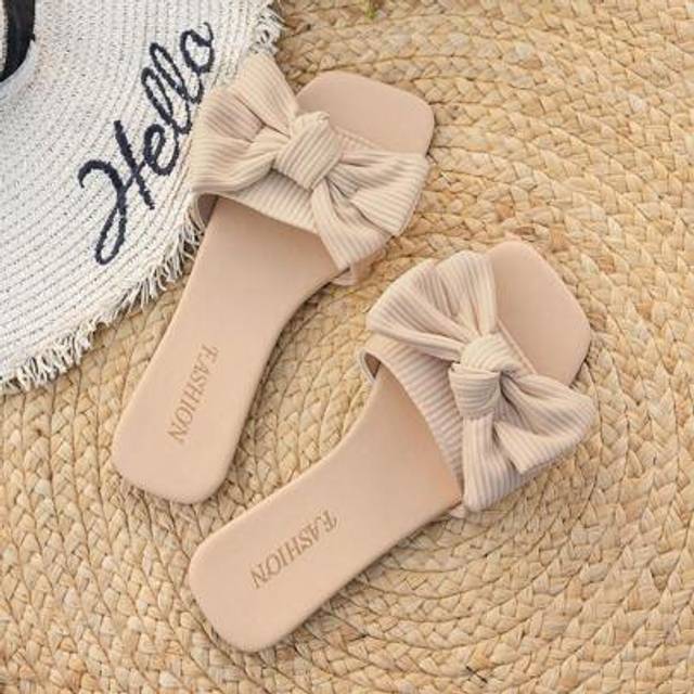 SHEIN Women&#39;s Beige Butterfly Decorated Flat Slide Sandals, Square Toe, Fashionable & Minimalistic, Suitable For Home, Outing & Party, Cute Beach Slippers V