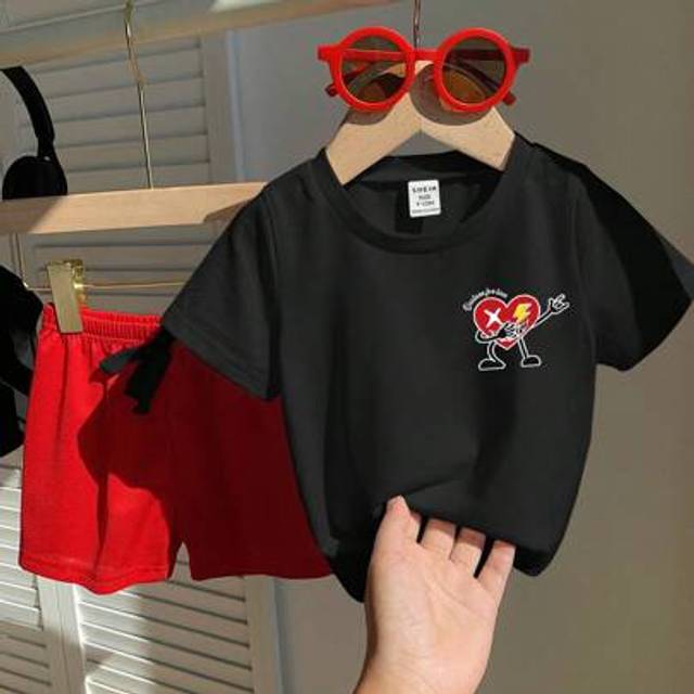 SHEIN 2pcs Baby Boy Red & White Heart Cartoon Print Round Neck Top With Drawstring Solid Color Shorts Set, Casual Soft Sports Suit Suitable For Home, Outdoo