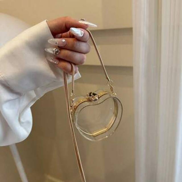 SHEIN 1pc New Stylish Acrylic Heart-Shaped Mini Crossbody Headphone Bag, Transparent Street Fashion Women Shoulder Bag, Avant-Garde Mini Transparent Chain H