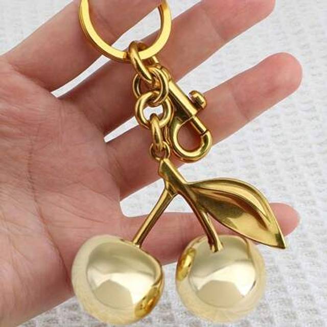 SHEIN 1pc Golden Cherry Keychain Zinc Alloy Summer Fruit Pendant Fashion Shiny Key Chain Suitable For Women And Men Jewelry Bag Accessories Ideal Gift