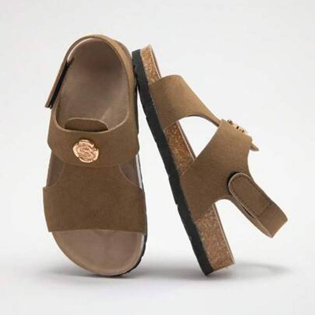 SHEIN 1pair Girls Golden Flower Emblem Decor Faux Suede Upper, Rubber Sole With Soft Cork Midsole, Non-Slip Shock Absorption Open Toe Hook And Loop Strap Fl