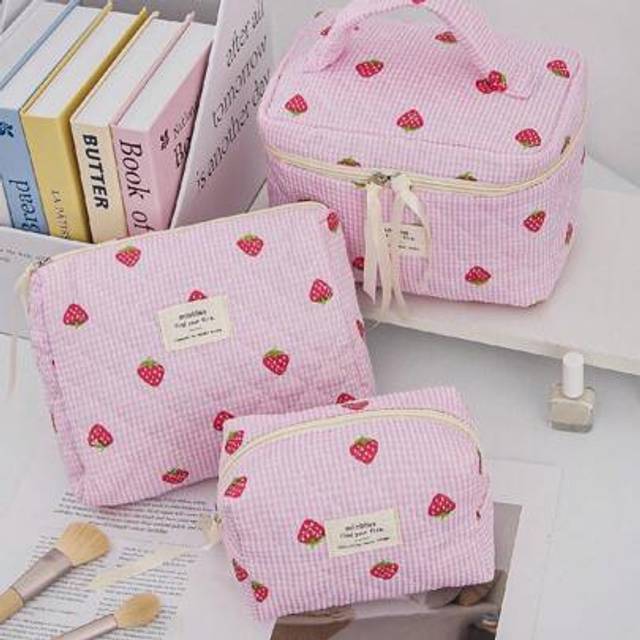SHEIN 1 Piece Quilted Stawberry Design Travel Cosmetic Bag Multi-Functional Travel Cosmetic Bag Large Capacity Cosmetic Bag,Makeup Bag Makeup Pouch Skincare