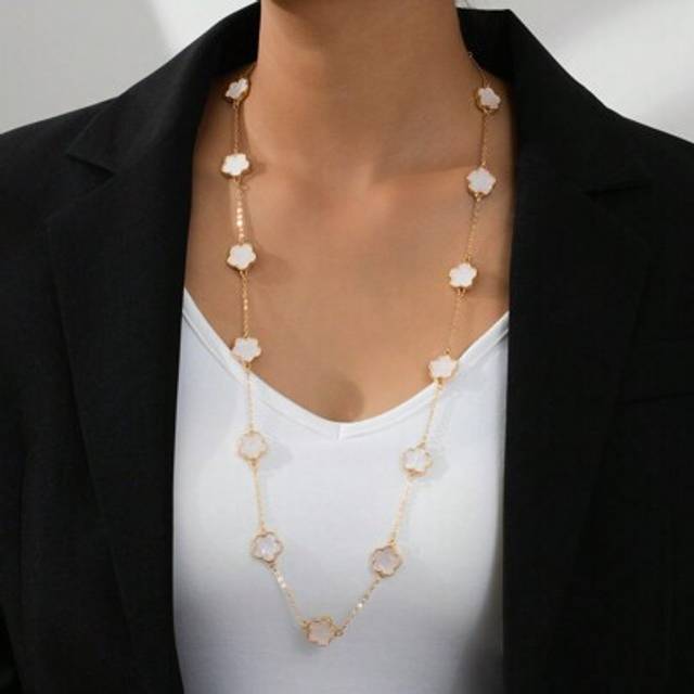 SHEIN 1pc Elegant White Lucky Clover Pendant Women&#39;s Long Chain Necklace, Suitable For Sweater Accessories Valentines