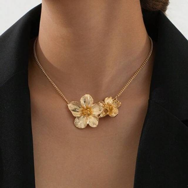 SHEIN 1pc Adjustable Elegant Golden Flower Design Necklace, Lightweight Charming Jewelry Suitable For Daily, Beach, Party Wear And Gift For Friends Valentin
