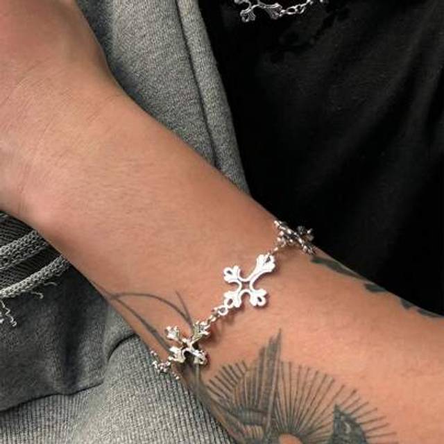 SHEIN Men&#39;s Vintage Floral Pattern Cross Chain Bracelet