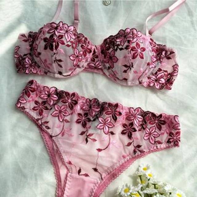 SHEIN 2pcs/Set Romantic Embroidered Sheer Lace Bra And Panty Set Lingerie